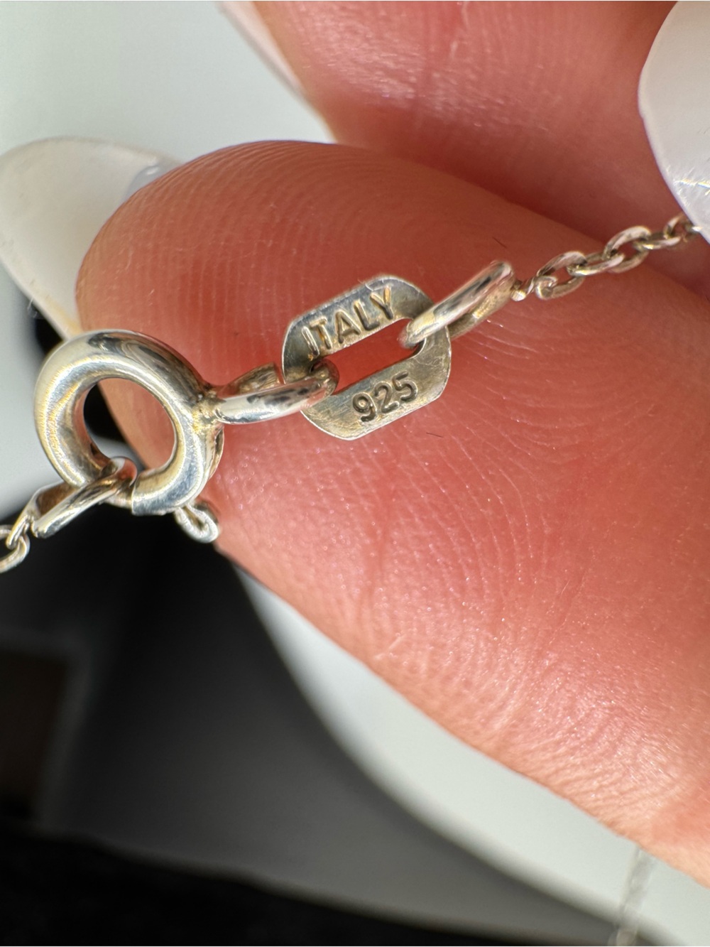 Delicate Arch Round Necklace - Picture 4 of 12